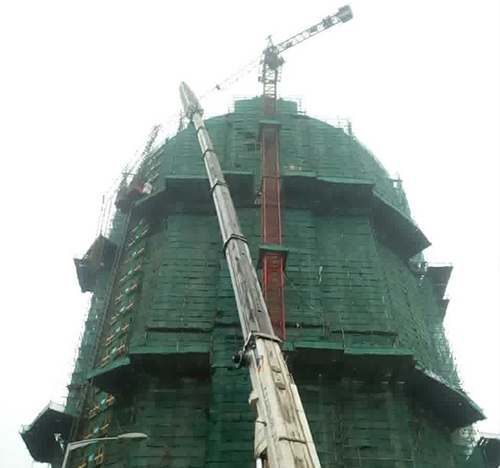 陆川吊车在工地上作业